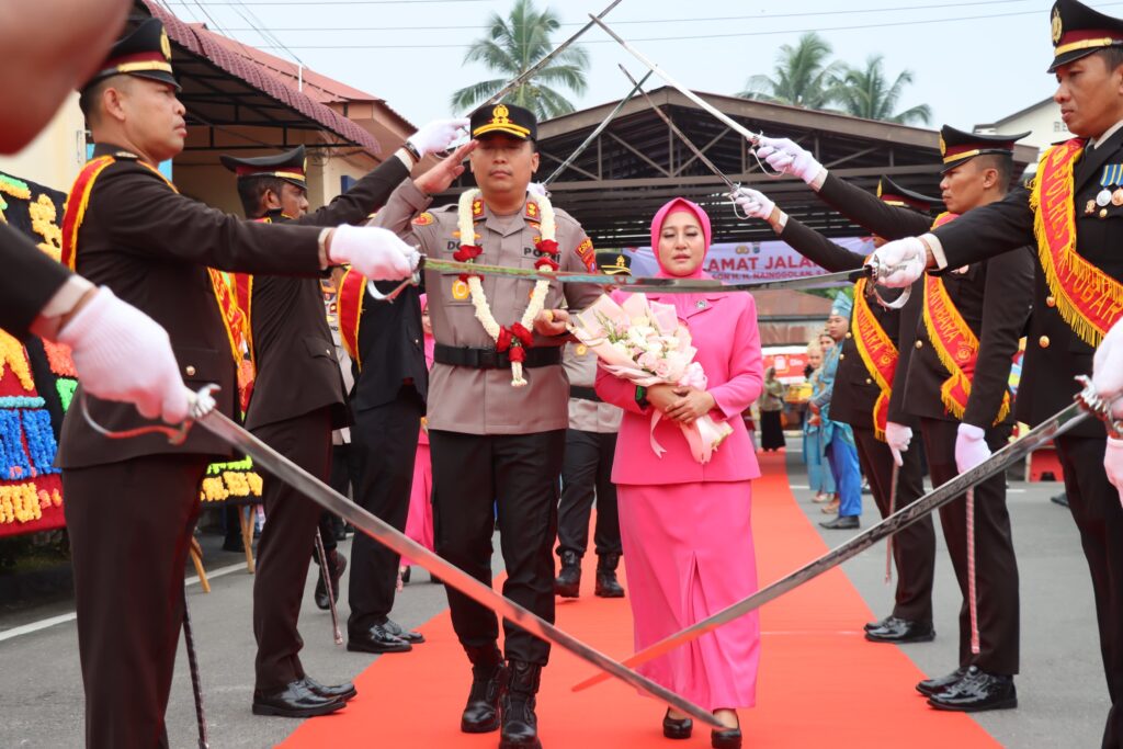 Polres Batu Bara Gelar Tradisi Penyambutan dan Farewell Kapolres, Tongkat Komando Resmi Beralih kepada AKBP Dony Satria Wicaksono