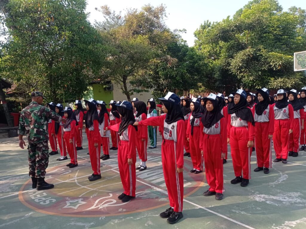 Tumbuhkan Disiplin Dan Jiwa Korsa Sejak Dini, Babinsa Plosokerep Latih PBB Siswa Baru SMPN 8 Blitar   