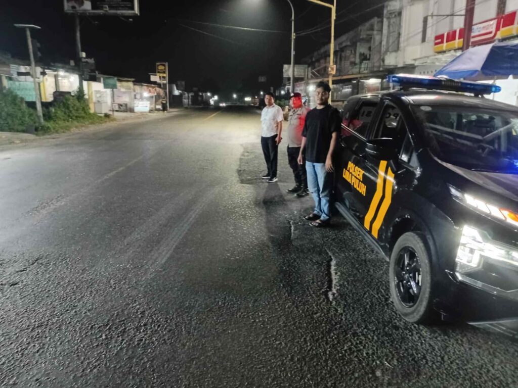 Polsek Lima Puluh Laksanakan Patroli Mobile Malam Hari – Antisipasi Antrian SPBU dan Himbau Masyarakat Gunakan Call Center 110   