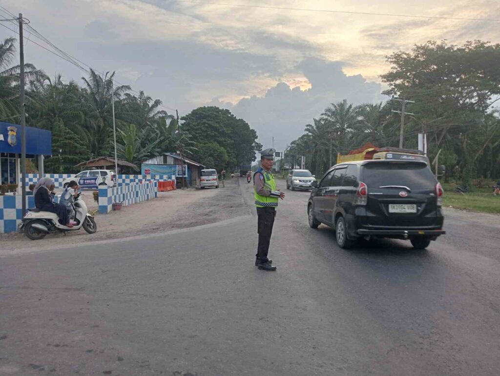 Satlantas Pos Sei Bejangkar Laksanakan Gatur Lalin Sore – Jalinsum Depan Pos Berjalan Aman Lancar