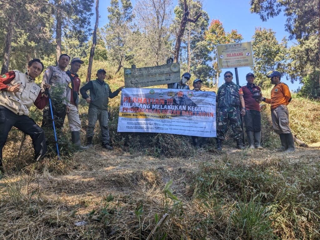 Jaga Merapi dari Ancaman Karhutla, Babinsa dan Tim Gabungan Sisir Jalur New Selo   